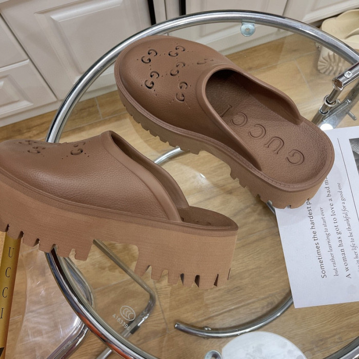 G*u*i slippers