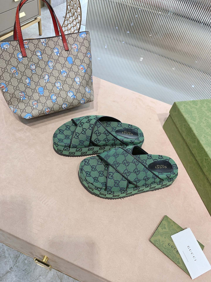 G*u*i slippers
