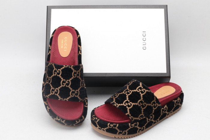 G*u*i slippers