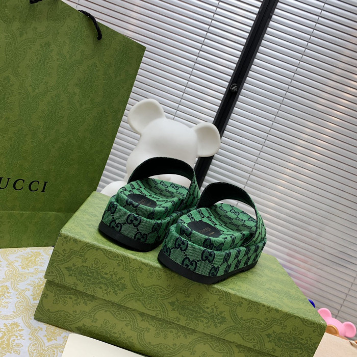 G*u*i slippers