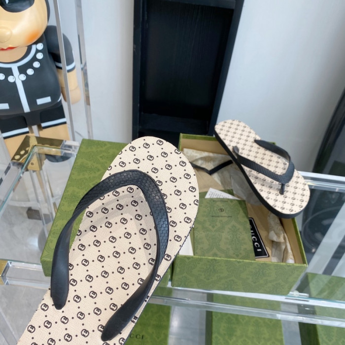 G*u*i slippers