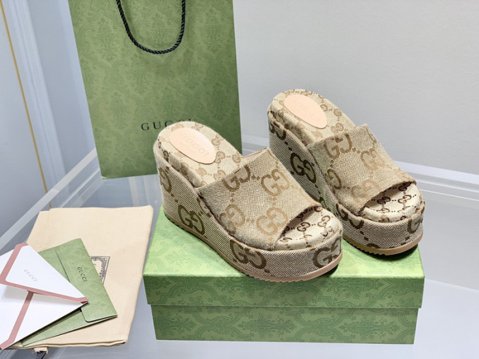 G*u*i slippers