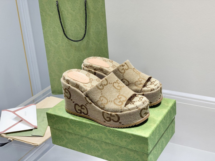 G*u*i slippers