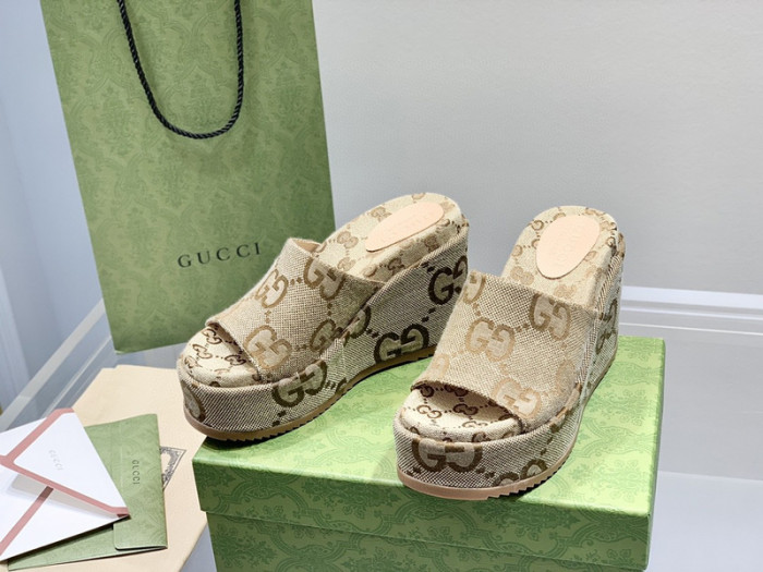 G*u*i slippers