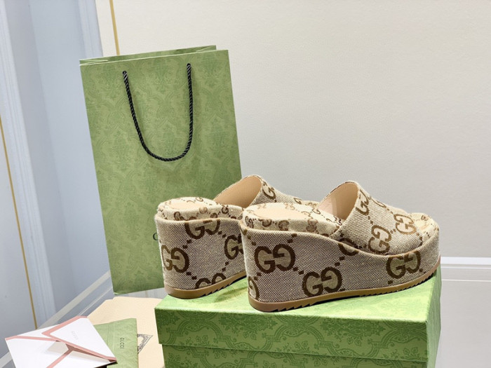 G*u*i slippers