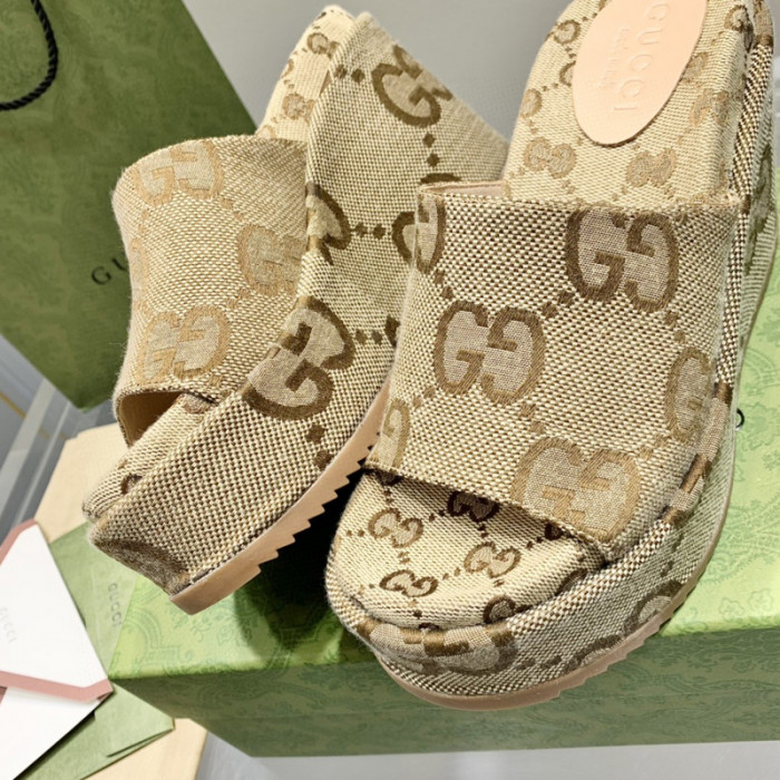 G*u*i slippers