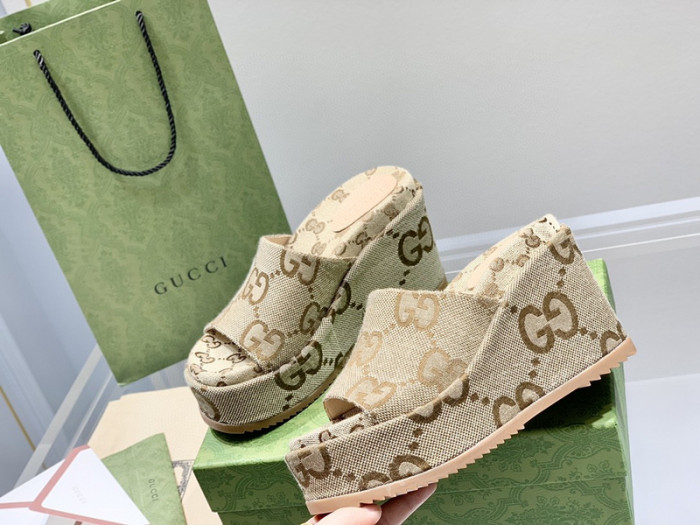 G*u*i slippers