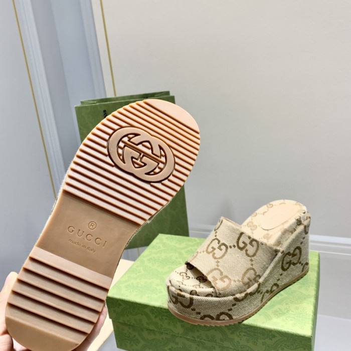 G*u*i slippers