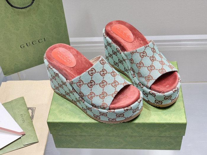 G*u*i slippers