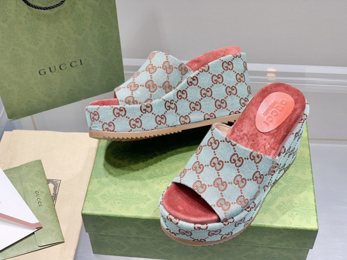 G*u*i slippers