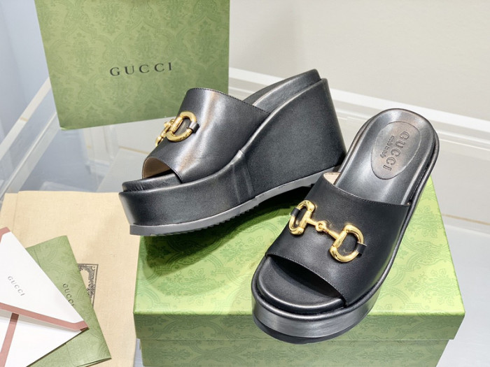 G*u*i slippers