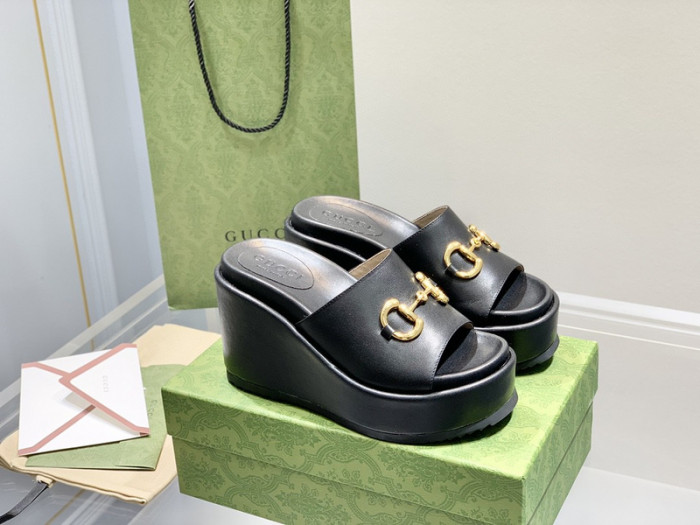 G*u*i slippers