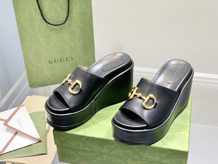 G*u*i slippers