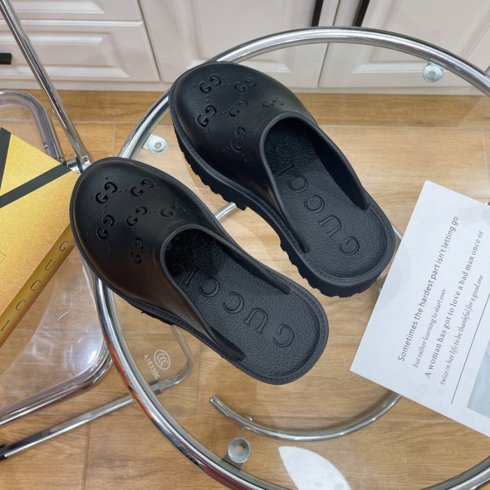 G*u*i slippers