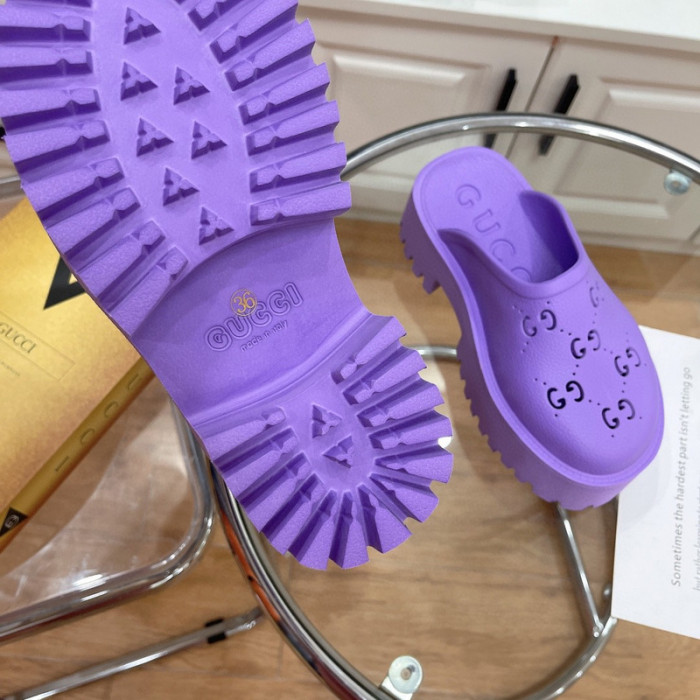 G*u*i slippers