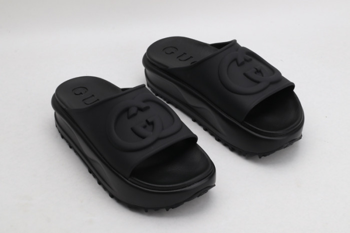 G*u*i slippers