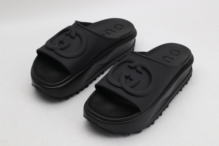 G*u*i slippers
