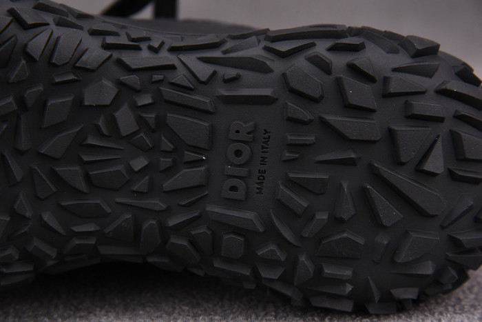 d10r b28  oblique low top sneaker