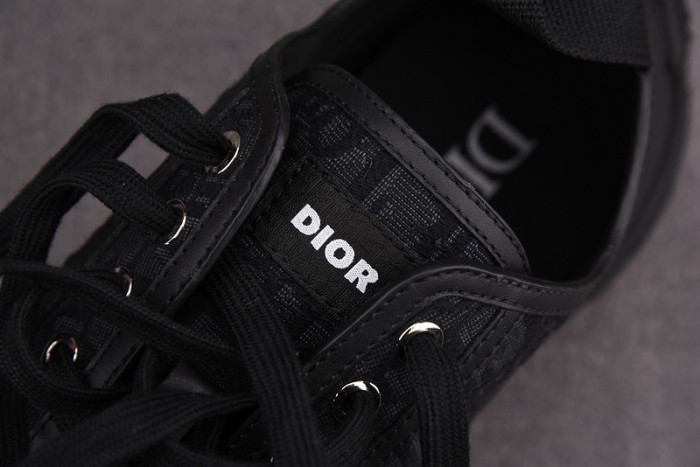 d10r b28  oblique low top sneaker