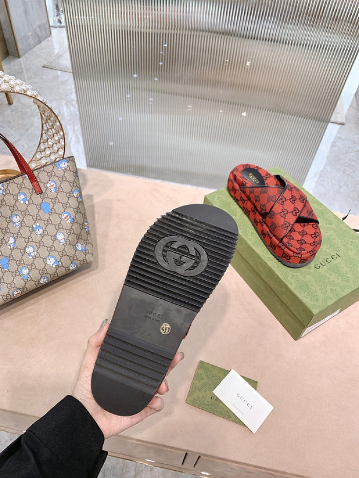 G*u*i slippers