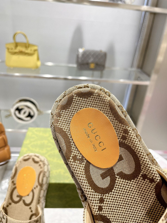 G*u*i slippers