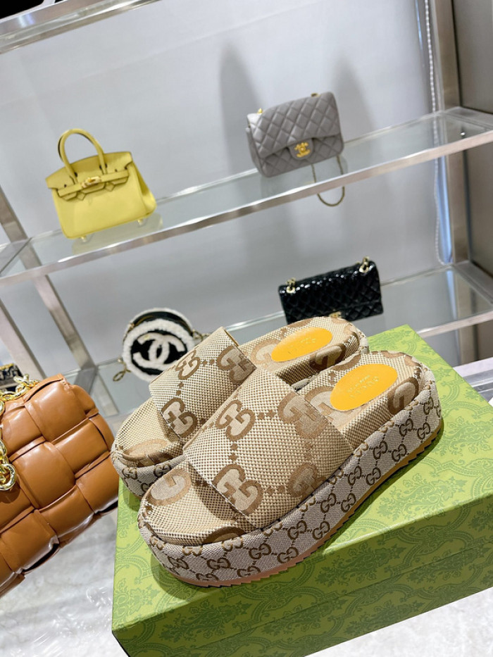 G*u*i slippers