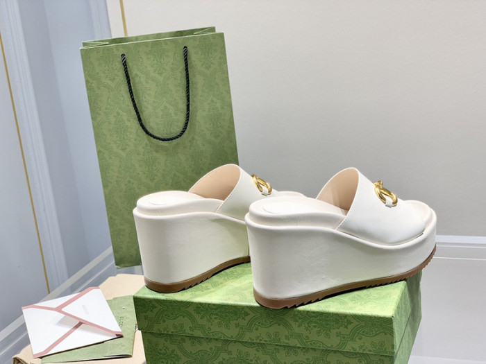 G*u*i slippers